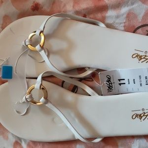 NWT Mossimo size 11 Gold sandals